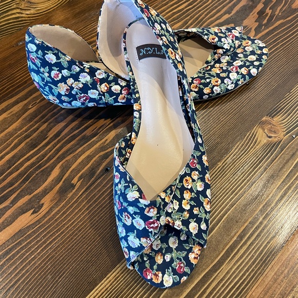 N.Y.L.A. blue flora open toe flats - Picture 3 of 3